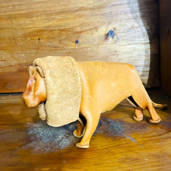 DERUGermany Leather Lion, Mid
 Handmade leather Lion Boxer by DERU
Germany 1960s - Picture 3 of 10